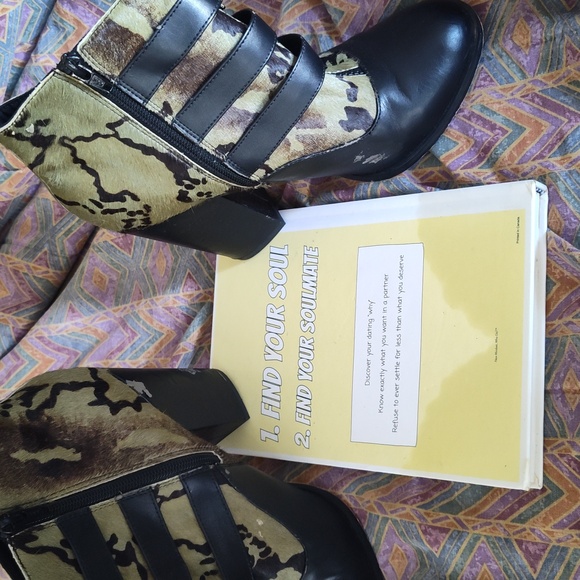 NWOT Yellow And White 'Single is Your Superpower' Party Book - Picture 5 of 5